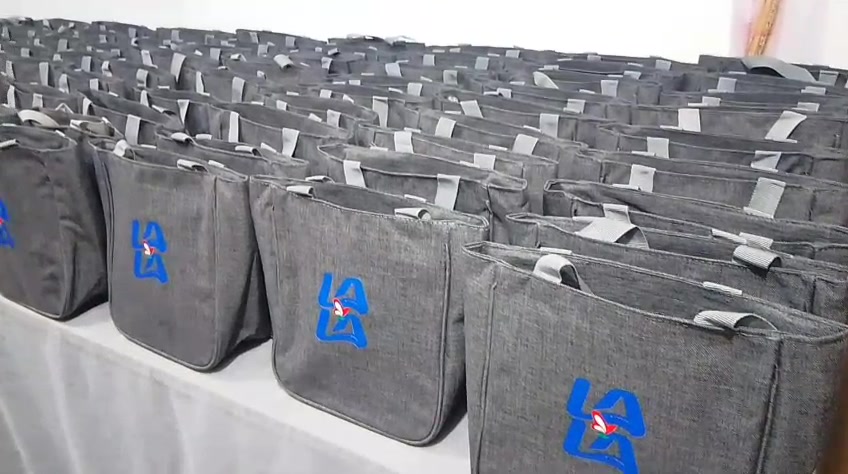 Loncheras grises personalizadas con logotipo LALA, organizadas en el pedido