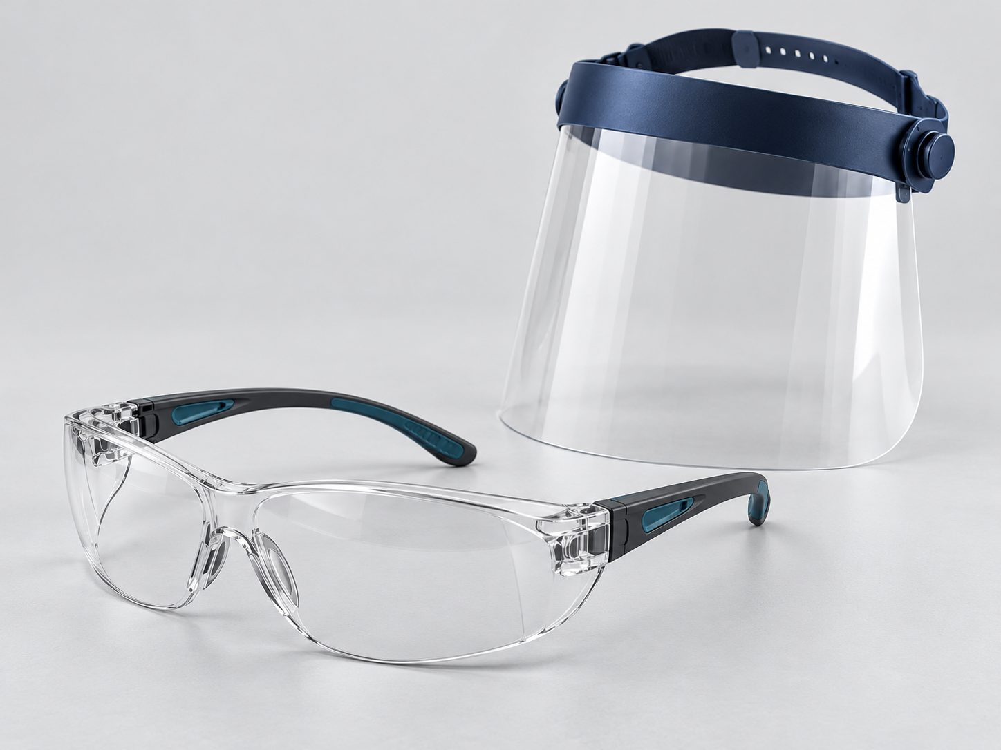Lentes transparentes y careta facial genéricos sobre fondo gris claro