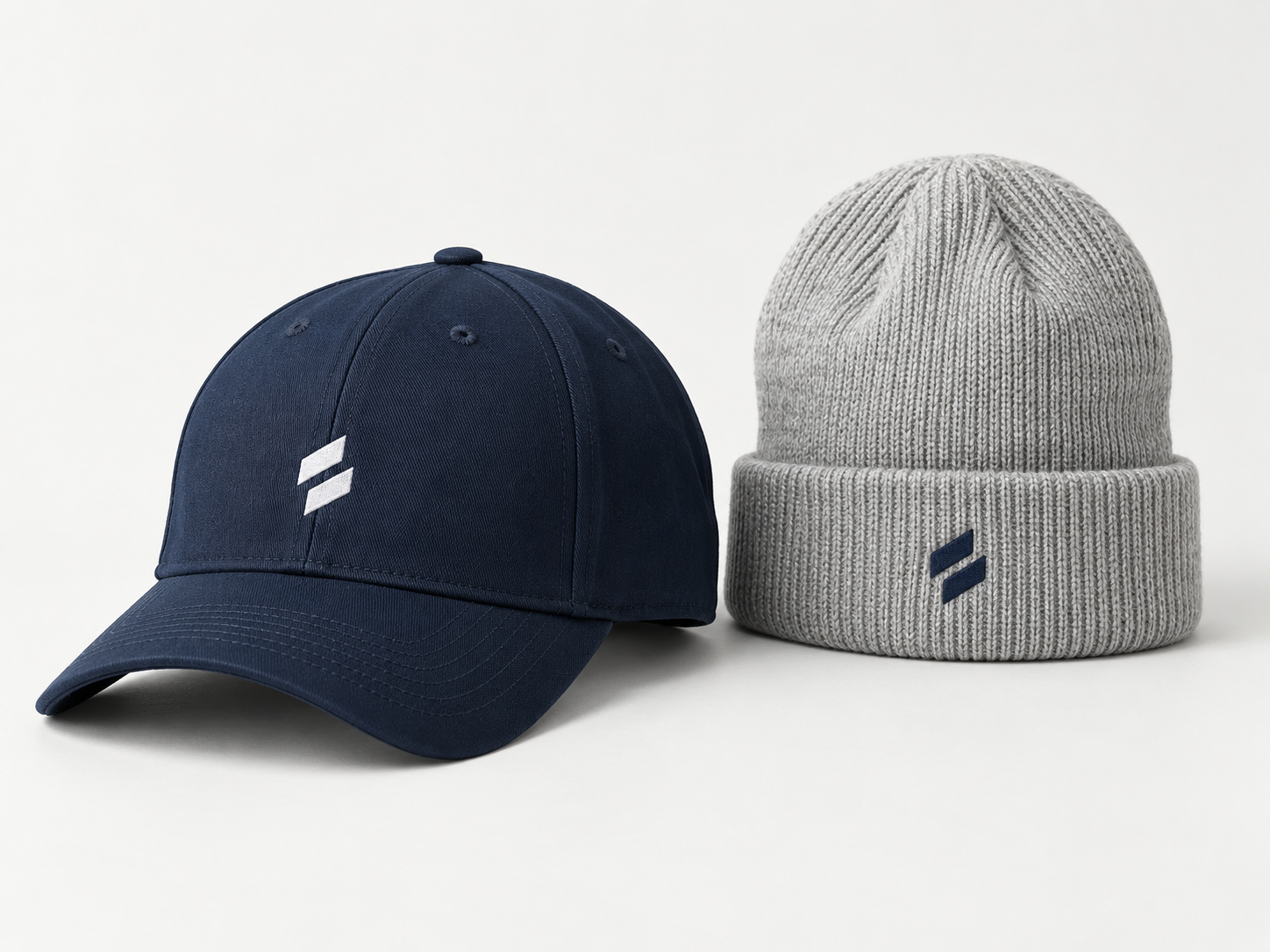 Gorra azul marino y gorro gris con personalización