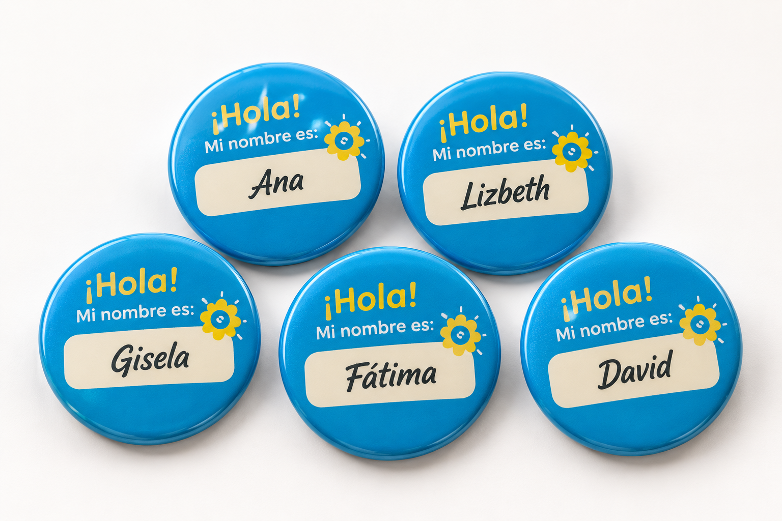 Composición de cinco pines de botón azules con nombres personalizados del proyecto San Uno