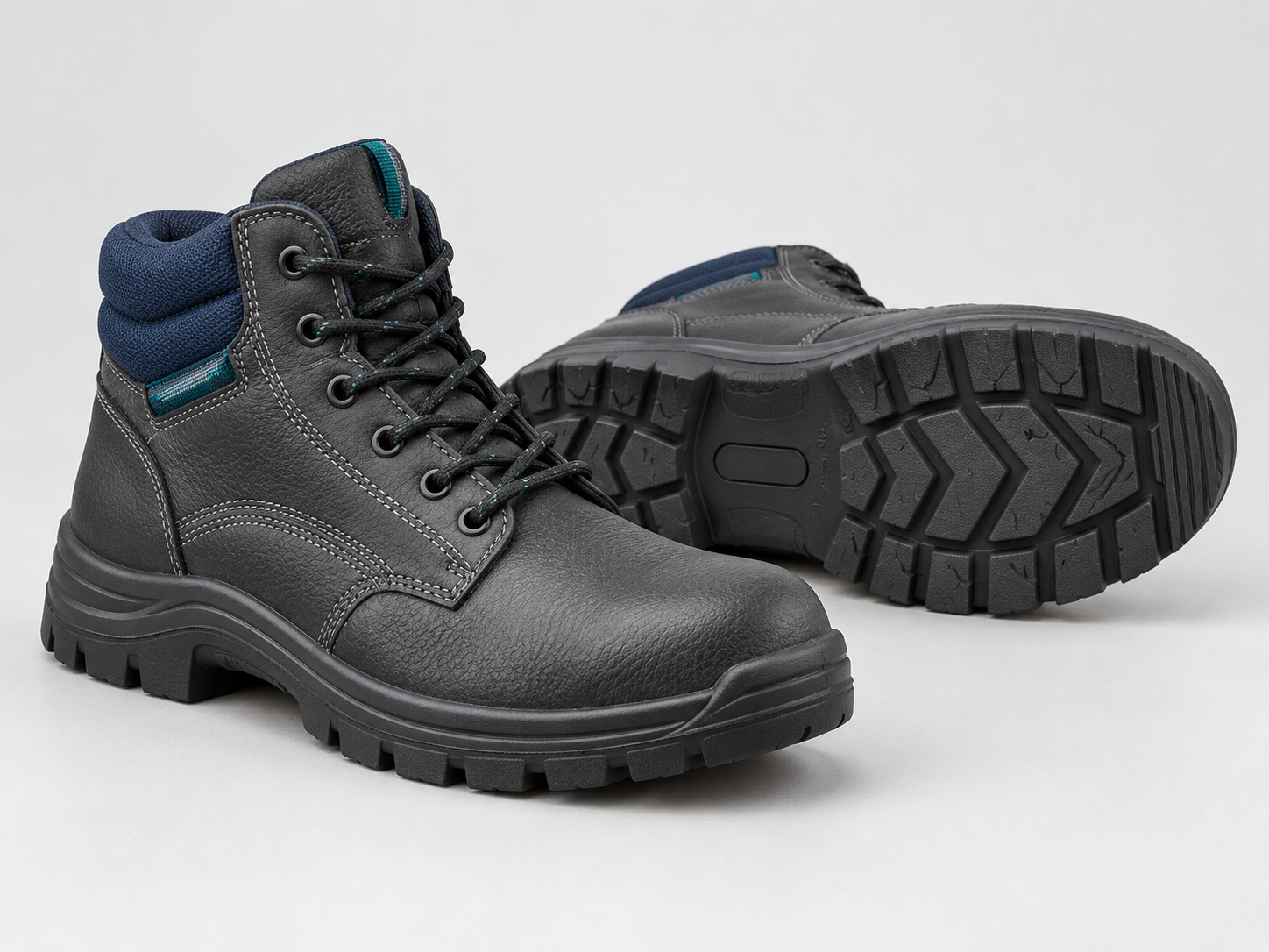 Par de botas de trabajo genéricas, mostrando perfil y suela