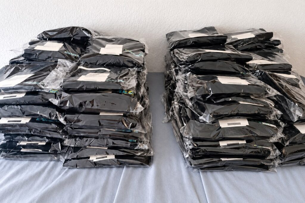 Fotografía del pedido de playeras personalizadas para un equipo de trabajo.
